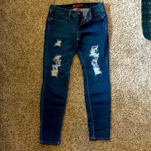 Elle ripped jeans